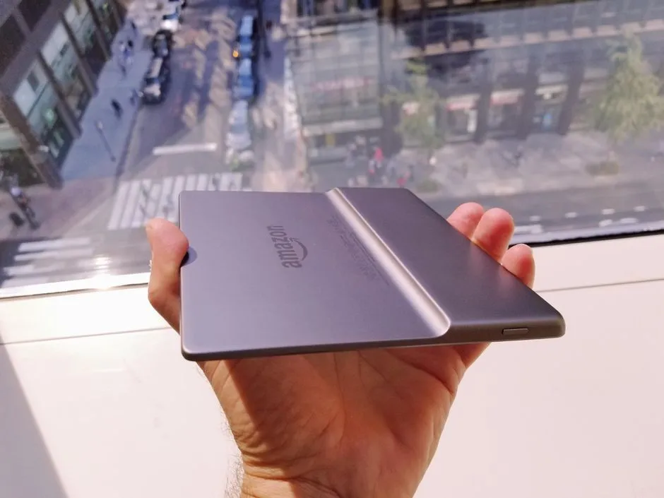 Amazon Kindle Oasis 3 - bez reklam, šedý - 32 GB, WiFi+3G, Bluetooth, IPX8