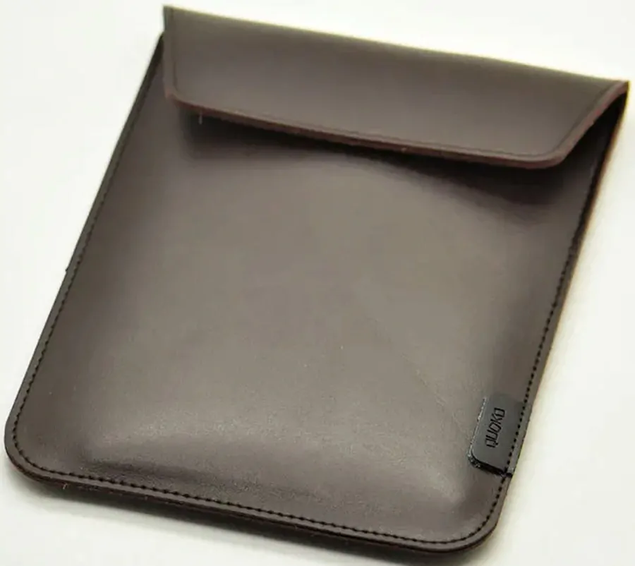 Quoko Q30-BR - Univerzální pouzdro na čtečky 6-7" - hnědé, magnetické zavírání