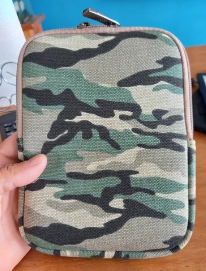 ARMORI Zipper Z065 - motiv Dark Army - Univerzální pouzdro pro čtečky 6" - textilní, zip